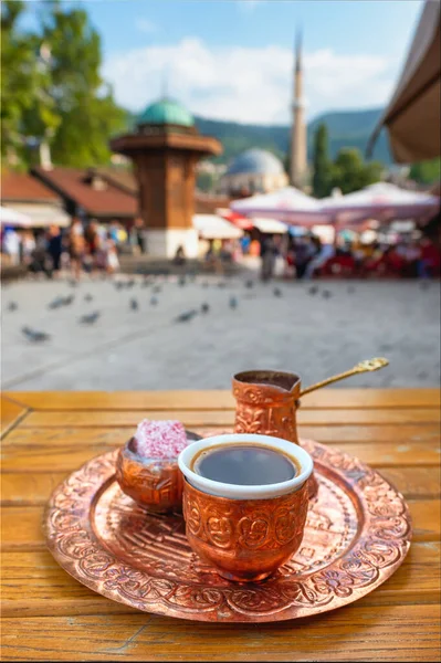Café tradicional bosnio negro en la plaza Bascarsija en el casco antiguo de Sarajevo — Foto de Stock