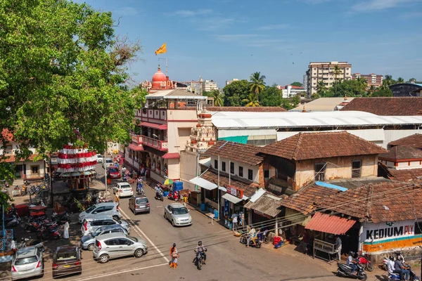 Mangalore street scéna s výhledem na náměstí chrámu, stát Karnataka, Indie. Horní pohled. — Stock fotografie