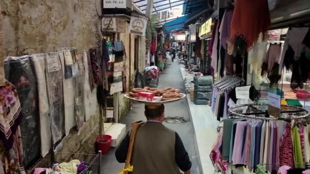 Venditore ambulante con un vassoio di simits sulla testa passeggia nel Grand Bazaar di Istanbul — Video Stock