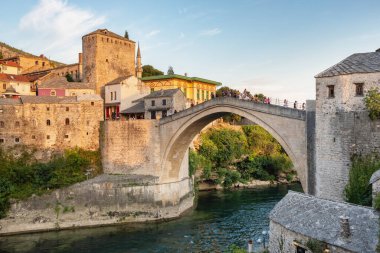 Stari Eski Mostar 'da günbatımında çoğu köprü, BIH