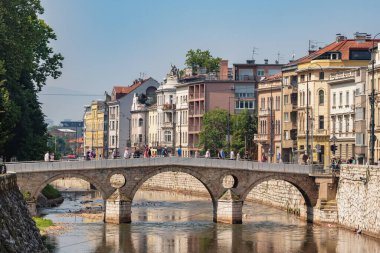 Saraybosna 'daki Miljacka Nehri üzerindeki Latin Köprüsü, BIH
