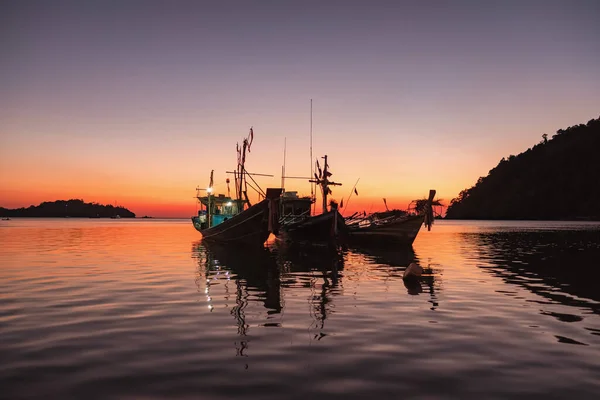Traditionella thailändska fiskebåtar i havet vid skymning i Thailand — Stockfoto