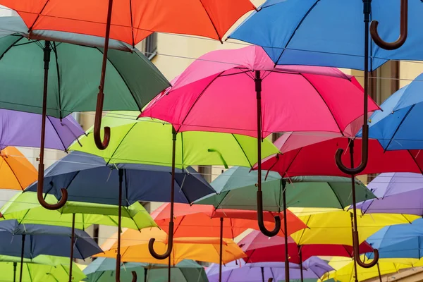 Tecto colorido guarda-chuvas sobre a rua da cidade — Fotografia de Stock