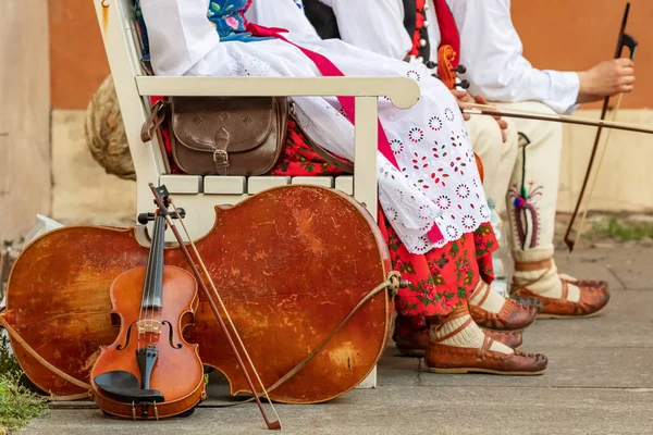 Unidentified polish musicians waiting to perform at folk concert. — Stockfoto