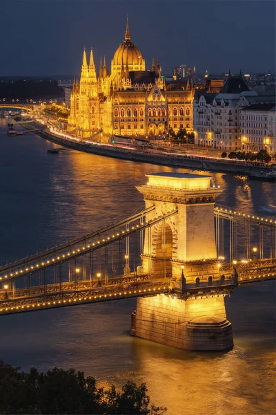 Ponte em cadeia e o edifício do Parlamento à noite em Budapeste — Fotografia de Stock