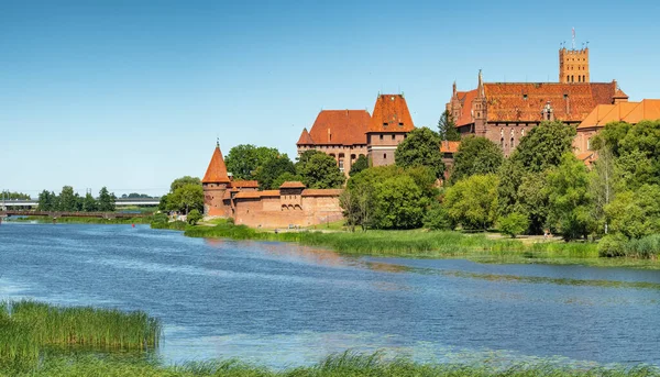 Castillo teutónico en Malbork o Marienburg en verano en Polonia — Foto de Stock