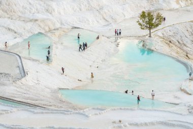 Pamukkale, Türkiye 'de Travertines teraslarıyla güzel manzara