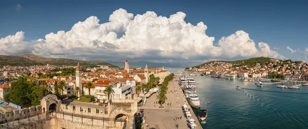 Hermoso panorama del casco antiguo de Trogir en Croacia — Foto de Stock