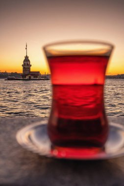 İstanbul, Türkiye 'de arka planda Bakire Kulesi ile geleneksel Türk çayı