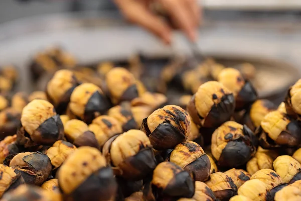 Крупный план уличной еды из жареных каштанов в Турции — стоковое фото