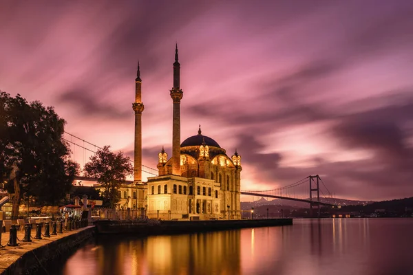 Ortakoy mecset és Bosphorus híd napkeltekor, Isztambul, Törökország — Stock Fotó