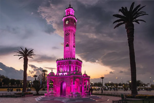 Измирская часовая башня на площади Конак в Измире, Турция. — стоковое фото
