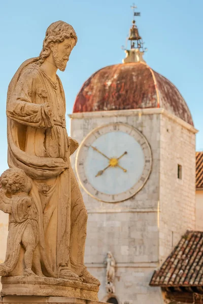 Statue of St Lawrence with Clock tower at background in Trogir, Croatia — Stock Photo, Image