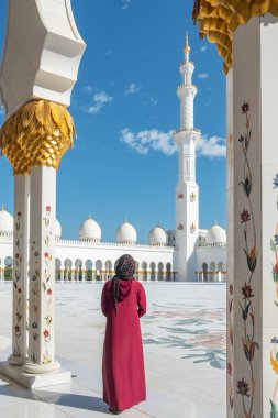 Tanımlanamayan bir kadın Abu Dabi, BAE 'deki Büyük Camiyi ziyaret ediyor.