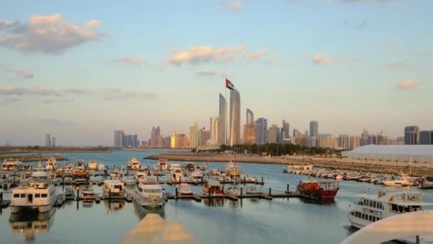 Abu Zabi City scape o zachodzie słońca, Zjednoczone Emiraty Arabskie — Wideo stockowe
