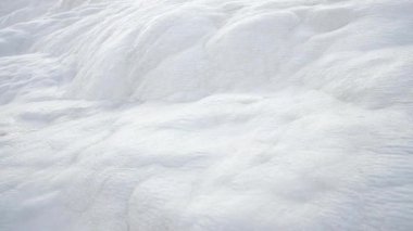 Pamukkale 'de, beyaz Travertine teraslarından yavaş çekimde su akar.