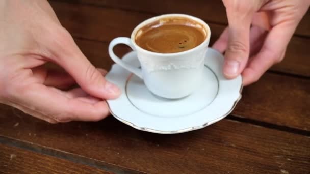 Serveren van traditionele Turkse zwarte koffie — Stockvideo