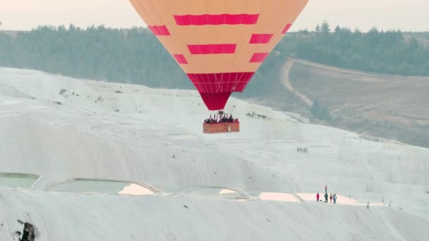 Varmluftsballong som flyger över travertinerna i Pamukkale, Turkiet — Stockvideo