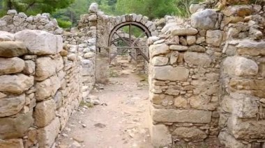 Türkiye 'nin Cirali köyündeki antik Olimpos kentinin Lycian kalıntıları
