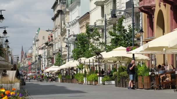 Piotrkowska Street à Lodz. Rue piétonne populaire avec cafés à Lodz, Pologne — Video