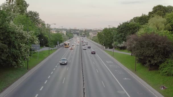 Paysage urbain avec des voitures circulant sur la route express dans la ville — Video