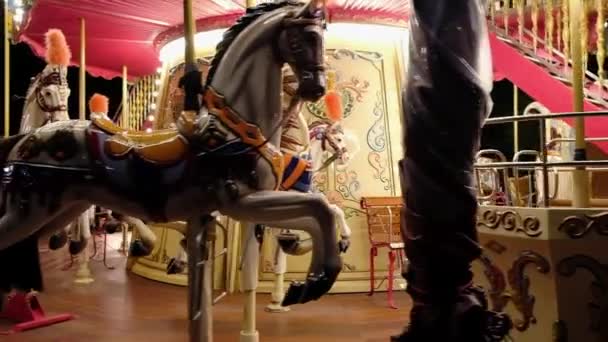 Урожай карусельний кінь у повільному русі — стокове відео