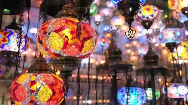 Verscheidenheid van kleurrijke kalkoenglazen lampen te koop in Istanbul, Turkije. — Stockvideo