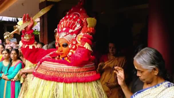 Тейям проводить свято храму в Кералі (Індія). — стокове відео