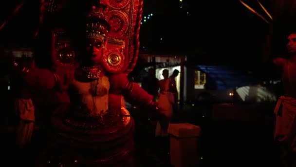 Theyyam se apresentam com fogo durante o festival do templo em Kerala, Índia — Vídeo de Stock