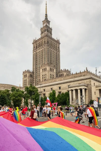 Jämställdhetsparad på gatorna i Warszawa, Polen — Stockfoto