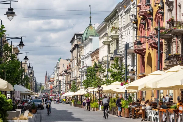 Улица Пиотровская в Лодзи. Популярная пешеходная улица с кафе в Лодзи, Польша — стоковое фото