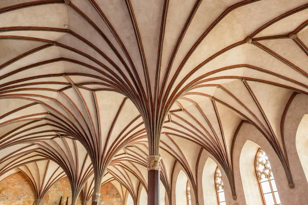 Polonya 'nın Malbork kentindeki Ortaçağ Şatosu' nun Gotik Salonu. — Stok fotoğraf