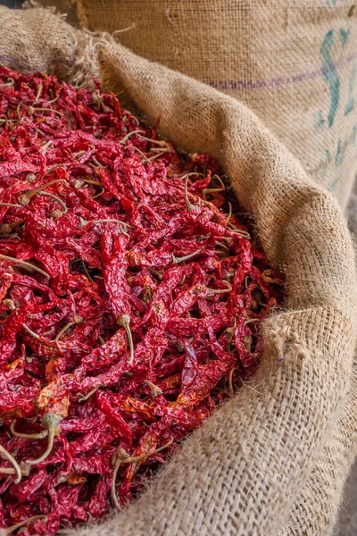 Chiles rojos secos en sacos para la venta en el mercado — Foto de Stock