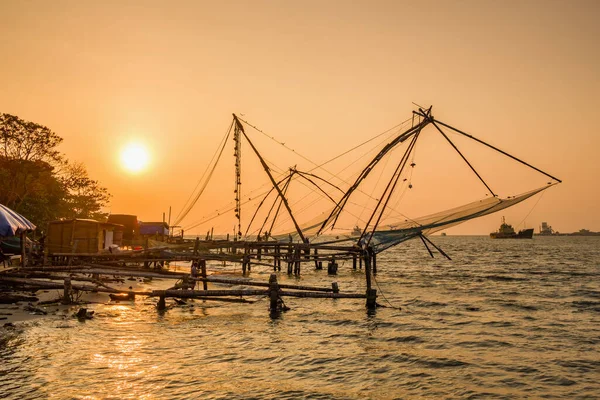 Kinesiska fiskenät vid soluppgången i Cochin, Kerala, Indien — Stockfoto