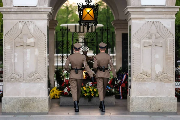 Čestná stráž u hrobky neznámého vojáka na Pilsudského náměstí ve Varšavě, Polsko — Stock fotografie