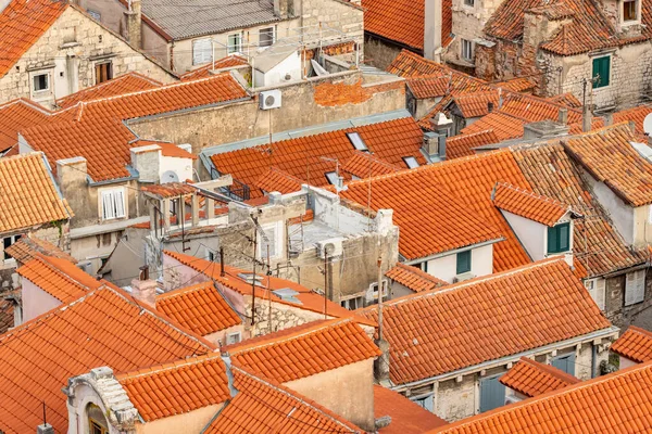 Vista de cerca de los tejados rojos del casco antiguo de Split — Foto de Stock