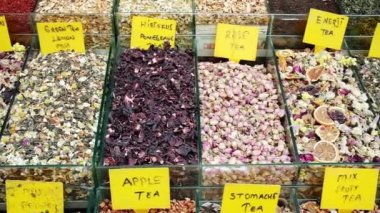 Türkiye, İstanbul 'daki Baharat Pazarı' nda satılık Türk baharatları ve çayları