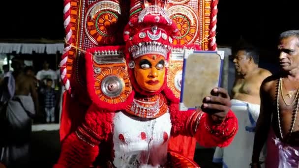 Тейям виступає під час свята храму в Паянурі, Керала, Індія. — стокове відео