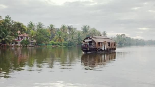 Casa flotante tradicional en hermosos remansos Kerala, India — Vídeo de stock