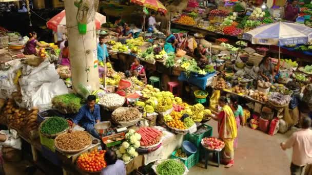 Colorido mercado indio de alimentos con frutas y verduras en Panaji, Indi — Vídeos de Stock