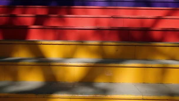 Subiendo por coloridas escaleras de arco iris famosas en Estambul, Turquía — Vídeo de stock