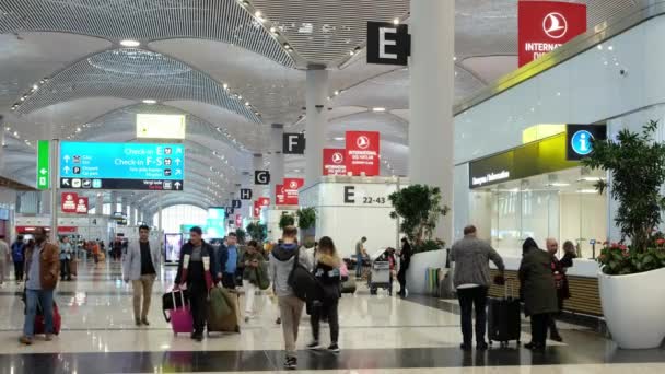 신원이 밝혀 지지 않은 승객들 이 터키 이스탄불 국제 공항에서 걷고 있다 — 비디오