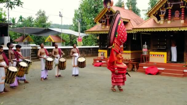 Theyyam cântă în timpul festivalului templului din Kannur, Kerala, India — Videoclip de stoc