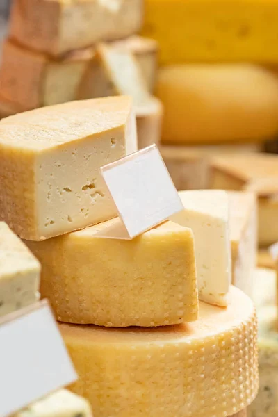 Фермерський сир на лічильнику ринку — стокове фото