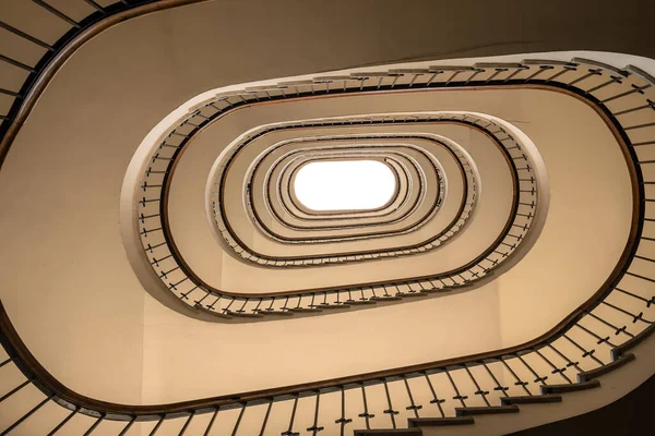 Looking up at the spiral staircase — Stock Photo, Image