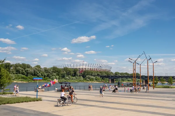 Beautiful Vistula riverfront with people walking and riding bicycles at sunny summer day in Warsaw, Poland — Stock Photo, Image