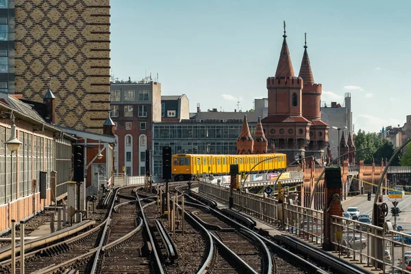 Городской поезд на мосту Обербаум в Берлине, Германия . — стоковое фото