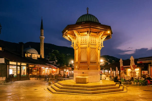 Bascarsija plaza con fuente de madera Sebilj en el casco antiguo de Sarajevo, Bosnia y Herzegovina — Foto de Stock