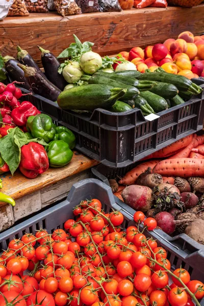 Фермеры продуктовый рынок киоск с разнообразием органических овощей. — стоковое фото