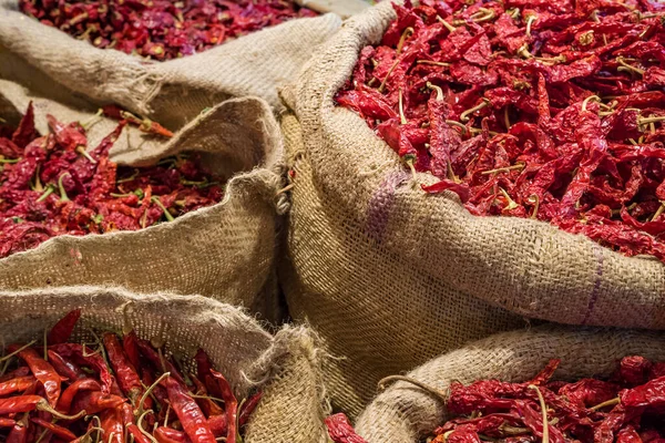 Peperoncini rossi secchi in sacchi in vendita sul mercato — Foto Stock